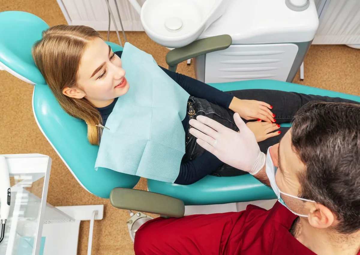 Dentist discussing recovery and when to resume solid foods after wisdom teeth removal.